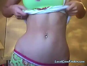 Cutie Bater Plays with Dildo on Webcam